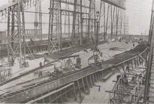 Июль 1909 года. На этой фотографии изображена работа по строительству двойного дна Олимпика (справа), а на фоне видно двойное дно Титаника, на более ранней стадии.