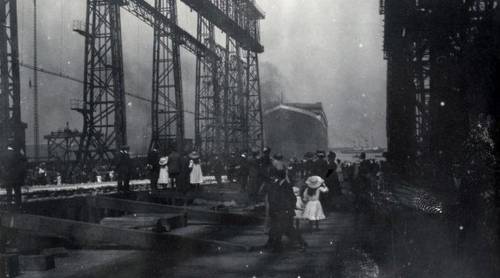 31.05.1911. Эти изображения, показывают нам, как Титаник скользнул в воду кормой вперед. Праздничные свистки, эхом разносившиеся в воздухе Белфаста, издавались судами-свидетелями того, как судно изящно вошло в воды реки Лагань.