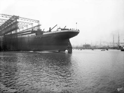 31.05.1911. Эти изображения, показывают нам, как Титаник скользнул в воду кормой вперед. Праздничные свистки, эхом разносившиеся в воздухе Белфаста, издавались судами-свидетелями того, как судно изящно вошло в воды реки Лаган.