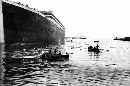 Полдень 31 мая 1911 года. Как только Титаник остановился, катера и буксиры окружили судно. Небольшие лодки, в основном из верфи, занимаются сбором обломков после спуска на воду.  После этого буксиры отведут "Титаник" к достроечной стенке, находящейся неподалеку