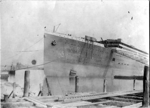 Титаник на стадии оснащения у достроечной стенки, в начале июня 1911 года.