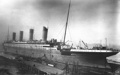 SS "Titanic" запечатлен в сухом доке, с борта его собрата RMS "Olympic" 6 марта 1912 года. В этот день лайнеры поменялись местами: отремонтированный RMS "Olympic" вывели из дока и поставили к причальной стенке, а SS "Titanic", соответственно в сухой док завели.