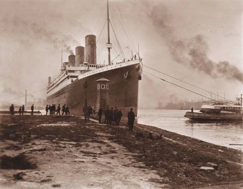 SS "Titanic" отправляется на ходовые испытания. 2 апреля 1912 года. Фотографировал инженер-электрик верфи Джон Кэмпстер. На фото можно увидеть небольшой дефект снимка (черная полоска), аккурат на корпусе лайнера.