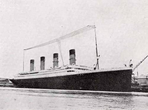 8 апреля 1912 г. Дождливый день в Саутгемптоне, но нет времени отвлекаться, т.к. как продолжается подготовка первого рейса Титаника. Более 4000 тонн угля загружают в его бункеры, а также набирают большой объем пресной воды, которая понадобится в рейсе.