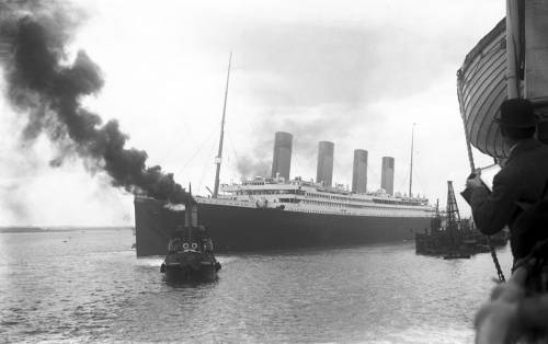 10 апреля 1912 г. Это и следующие похожие изображения были сняты на борту небольшого парохода Beacon Grange местным фотографом. Мужчина, держащий фотоаппарат справа, несколько мгновений спустя снимет все остальные фотографии.