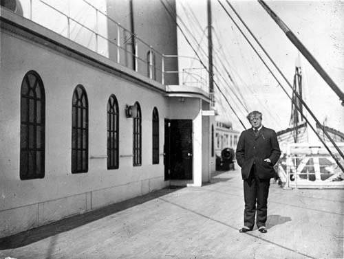 10 апреля 1912г. Титаник проходил остров Уайт, и один из пассажиров ошибочно предположил, что это была Франция. Френк Браун поправил его и позже сфотографировал. На фото тот самый пассажир, американский писатель Жак Фотрелл.