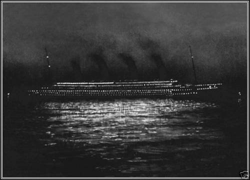 Титаник в Шербуре. Но ночных фотографий лайнера не существует. Это не рисунок но и не совсем фотография. Это те самые дневные снимки судна в Шербуре, которые были затемнены, а потом вручную дорисованы огни, что бы показать, как он выглядел ночью в Шербуре