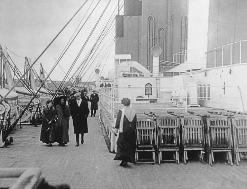11 апреля 1912 года. Томас Баркер сфотографировал пассажиров Титаника, наслаждающихся прогулкой по променаду второго класса. Ни один из мужчин на этом фото не пережил катастрофу.