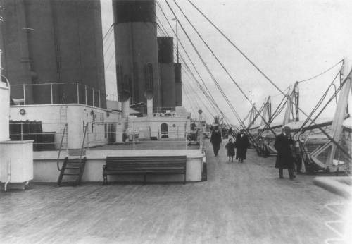 11 апреля 1912 года. Справа по борту Баркер сделал похожий снимок променада второго класса. Девочка на фото - Энни Джесси Харпер, а за руку ее держит отец Джон Харпер. Она спасется в шлюпке №11, которая за их спиной, а ее отец погибнет той ночью.