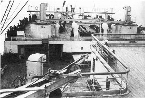 11 апреля 1912 года. Перед тем как покинуть Титаник, Томас Баркер запечатлел корму судна, и двух дам, сидящих на лавочке у мачты, на палубе А. Одна из них, предположительно кинозвезда Дороти Гибсон, которая спаслась в шлюпке № 7.