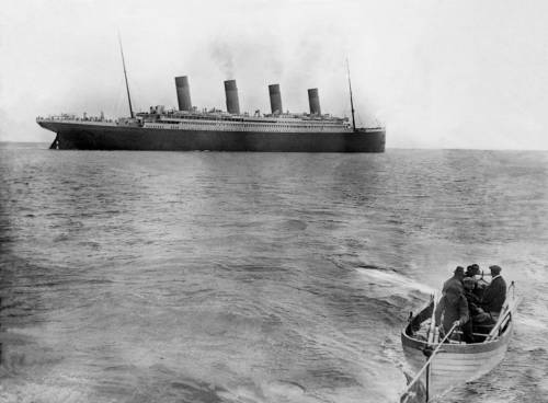 14:00, 11 апреля 1912 года. Это последнее фото, снятое Френком Брауном, с тендера Ирландия, направляющегося в Куинстаун. Титаник тем временем, уходит в открытое море.