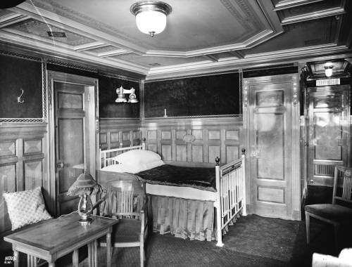Каюта В-57 в современном Голландском стиле. Снимок официального фотографа верфи "Harland & Wolff" Роберта Уелча. 27 марта 1912 г.