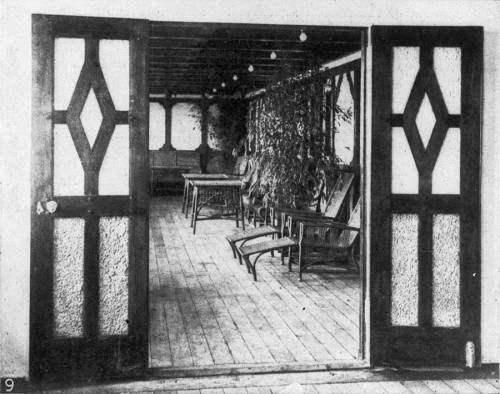 Еще одна фотография личного променада люкс-апартаментов по правому борту RMS Titanic (B-51/53/55) в тюдорском стиле. Снимок сделан утром 10 апреля 1912.