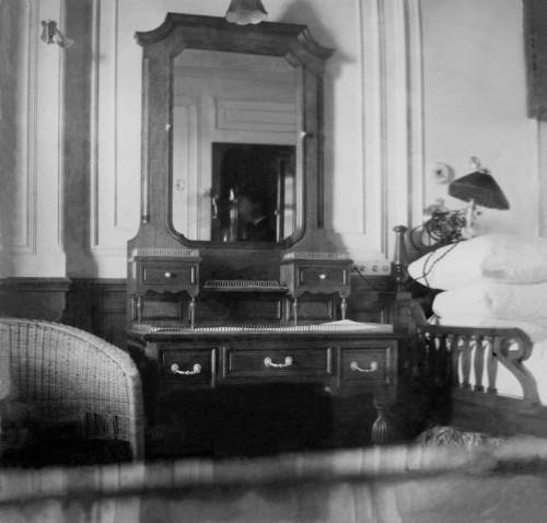 Каюта 1-го класса A-37 RMS Titanic, которую занимал семинарист Фрэнсис Браун во время путешествия из Саутгемптона до Куинстауна. Он же и автор этой отличной фотографии. Снимок был сделан в полдень 10 апреля 1912 года, когда пассажир Браун поднялся на борт "Титаника"