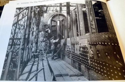 Рабочий верфи Harland and Wolff управляет гидравлической клепальной машиной во время строительства "Олимпика" (фото из книги Titanic The Ship Magnificent).