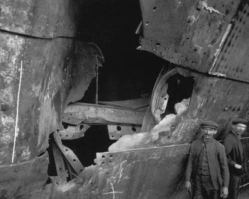 Пробоина в борту Олимпика после столкновения с военным крейсером Хок 1911г.