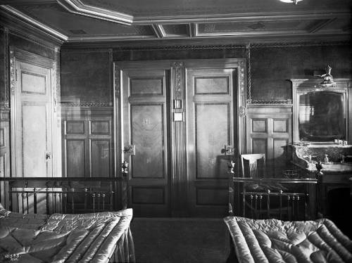 Каюта 1-го класса В-47 (после 1913 года В-45), Современный Голландский стиль - дуб и инкрустации.