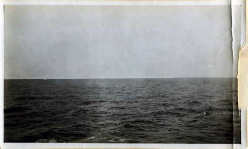 Океанская гладь утром 15 апреля 1912. Вдали можно разглядеть тонкую белую полосу - это сплошное ледовое поле, простирающееся на несколько миль. Чуть справа от центра можно увидеть и отдельный выделяющийся крупный айсберг.